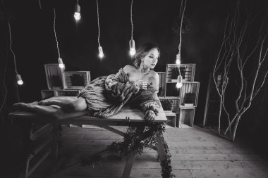 Siyah ve beyaz fotoğraf genç güzel sarışın kız