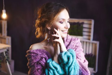 yakın çekim örme kazak bir genç seksi kız portresi