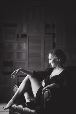 yakın çekim siyah iç çamaşırı bir sandalyede oturan genç bir ince seksi kız portresi