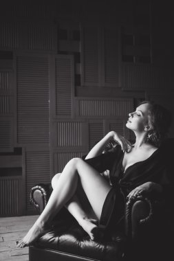 yakın çekim siyah iç çamaşırı bir sandalyede oturan genç bir ince seksi kız portresi