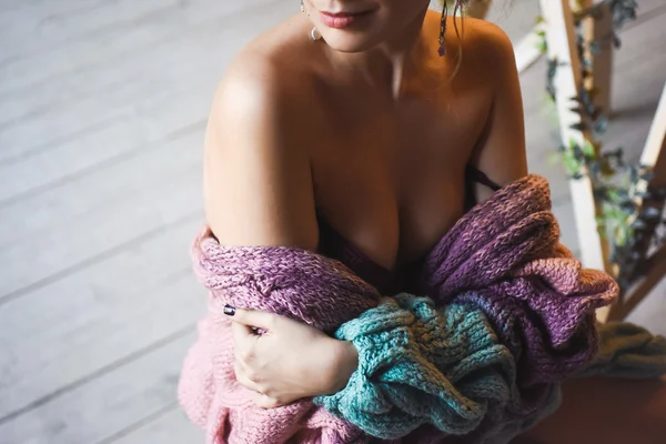 Egy fiatal szexi lány, a kötött pulóvert közeli portréja — Stock Fotó