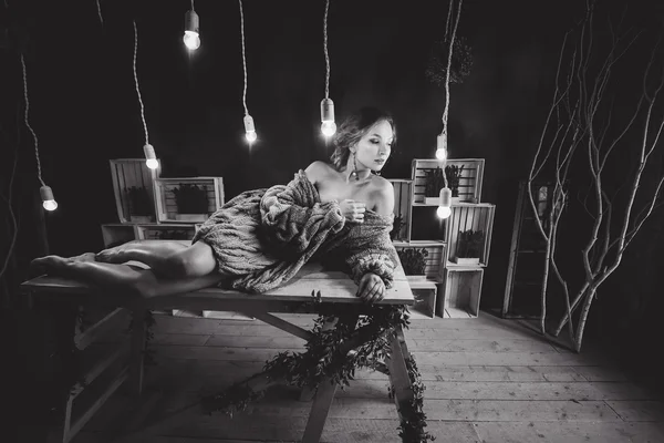 Siyah ve beyaz fotoğraf genç güzel sarışın kız