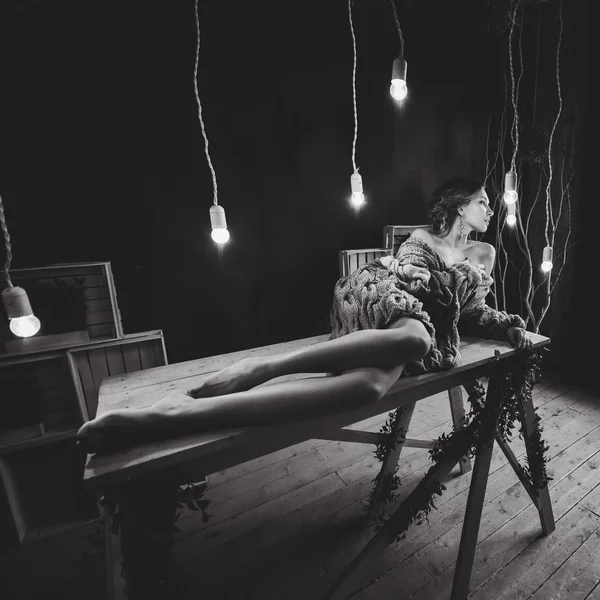 Siyah ve beyaz fotoğraf genç güzel sarışın kız