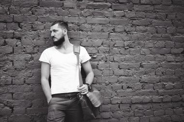 Deri çanta ve izlemek, rahat tarzı ile moda adam