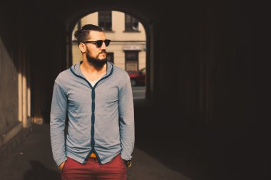 genç adam bir sakal ve bıyık sokakta poz ile