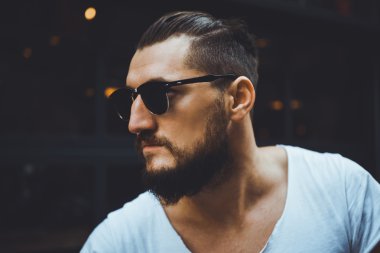 genç adam bir sakal ve bıyık sokakta poz ile