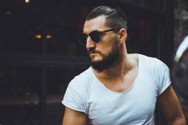 genç adam bir sakal ve bıyık sokakta poz ile