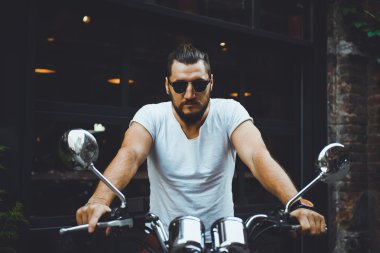 poz motosiklet üzerinde oturan genç adam