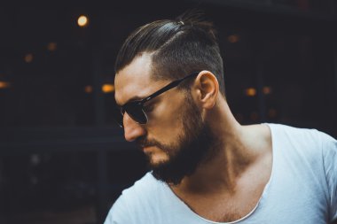 genç adam bir sakal ve bıyık sokakta poz ile