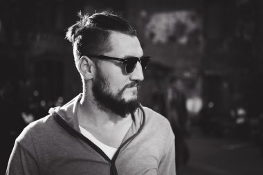 Sakal ve bıyık genç adam 