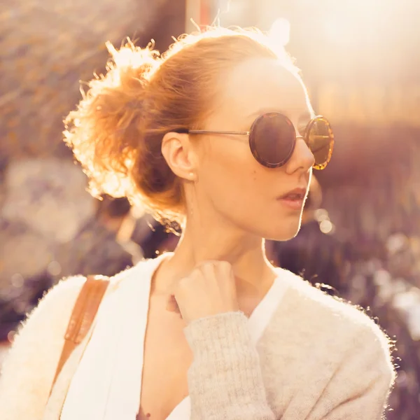 Close-up portret van een mooie roodharige meisje in zonnebril — Stockfoto