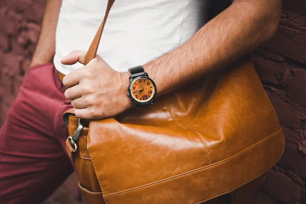 Чоловік моди, з випадковою шкіряною сумкою і годинником Стокове Фото