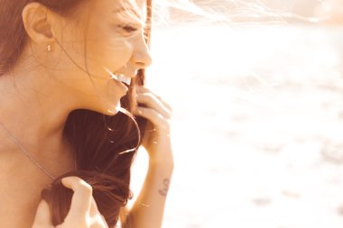 yakın çekim güzel bir genç esmer kız portresi