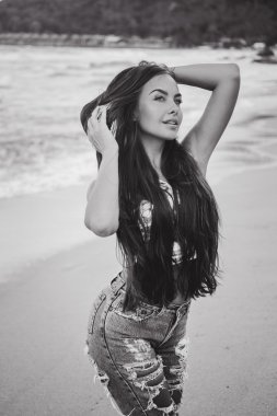 güzel bir genç esmer kız siyah beyaz yakın çekim portre 