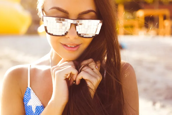 Portrait d'une belle jeune fille brune en lunettes de soleil — Photo