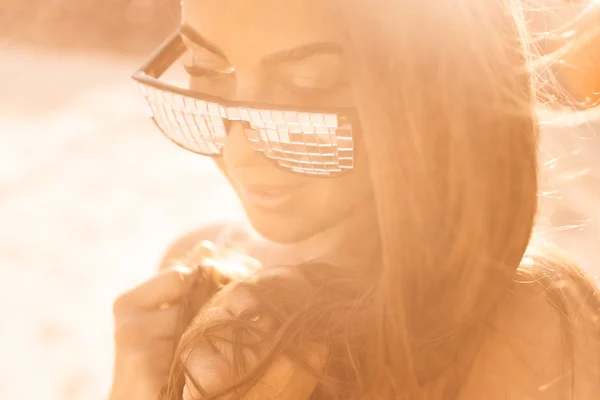 Porträt einer schönen jungen Brünetten mit Sonnenbrille — Stockfoto