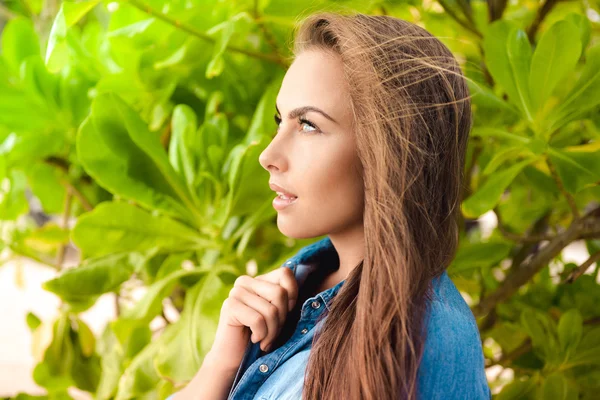 Portrait of a beautiful young brunette girl with long hair — Stock Photo, Image