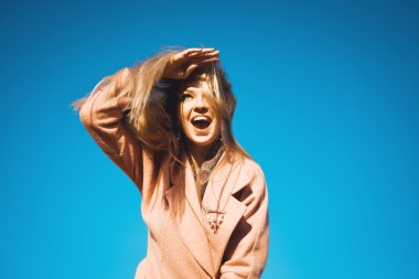 genç güzel kız mavi gökyüzü arka plan üzerinde