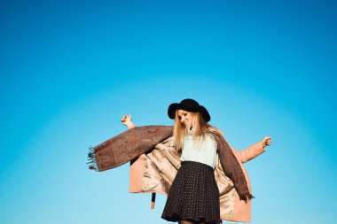 sarışın açık havada ceket ve atkı ve şapka  