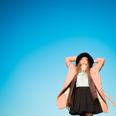 sarışın açık havada ceket ve atkı ve şapka  