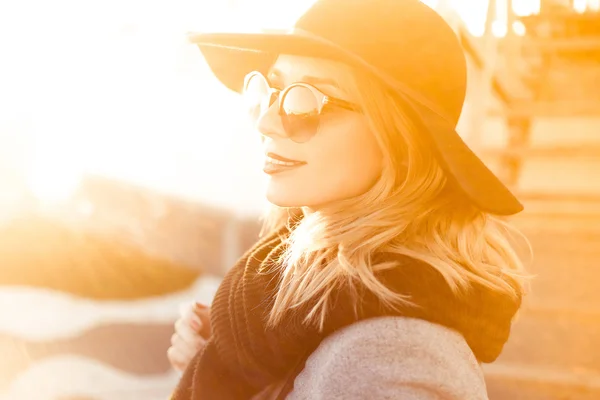Stylová krásná mladá blonďatá dívka za slunného dne v elegantním černém klobouku — Stock fotografie