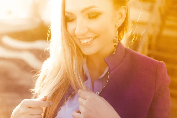 Retrato de cerca de una hermosa joven rubia —  Fotos de Stock