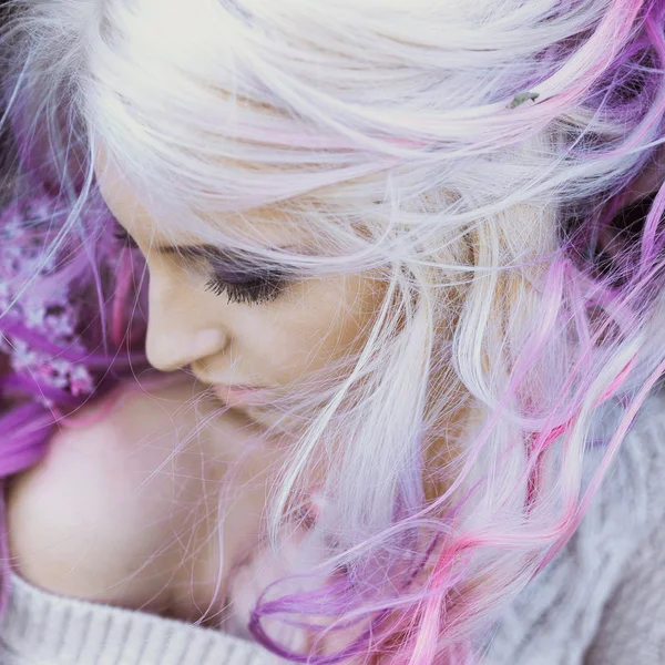 Blondýnka bederní s Lila a růžové vlasy pózuje venku — Stock fotografie