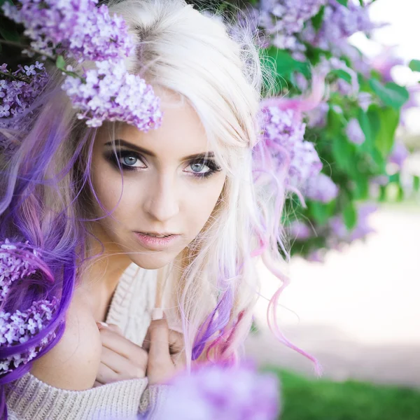 Lila ve pembe saç açık havada poz ile sarışın kız hippi