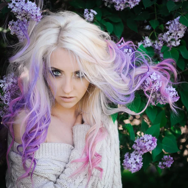 Menina loira hipster com cabelo lilás e rosa posando ao ar livre — Fotografia de Stock
