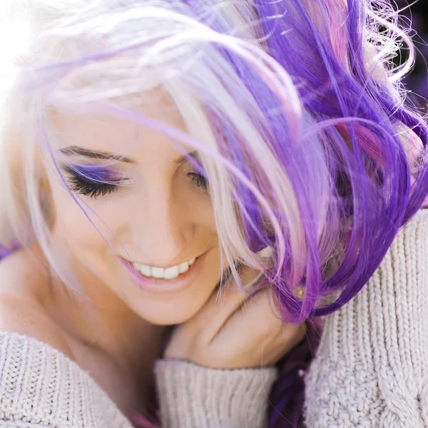 Bela sexy jovem loira menina hipster com lilás e rosa cabelo posando — Fotografia de Stock