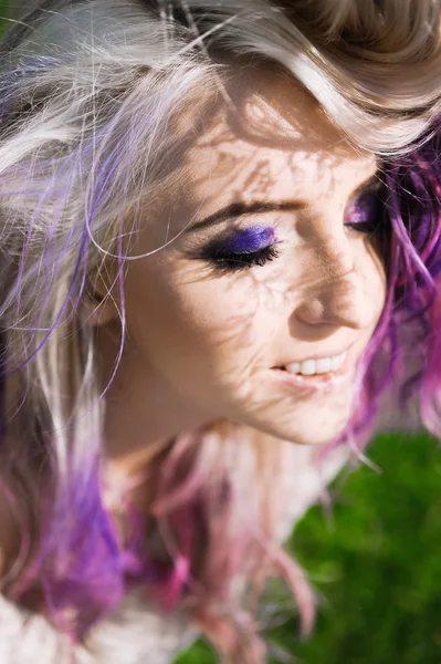 年轻漂亮性感的金发女孩时髦，在淡紫色和粉红色头发摆姿势 — 图库照片