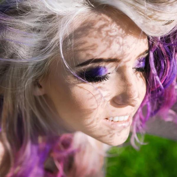 Bella sexy ragazza bionda hipster con lilla e capelli rosa in posa — Foto Stock