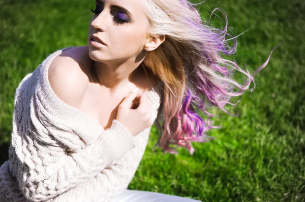 Красивая сексуальная молодая блондинка хипстер с сиренью и розовыми волосами позирует — стоковое фото