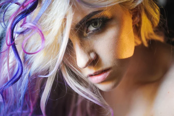 年轻漂亮性感的金发女孩时髦，在淡紫色和粉红色头发摆姿势 — 图库照片