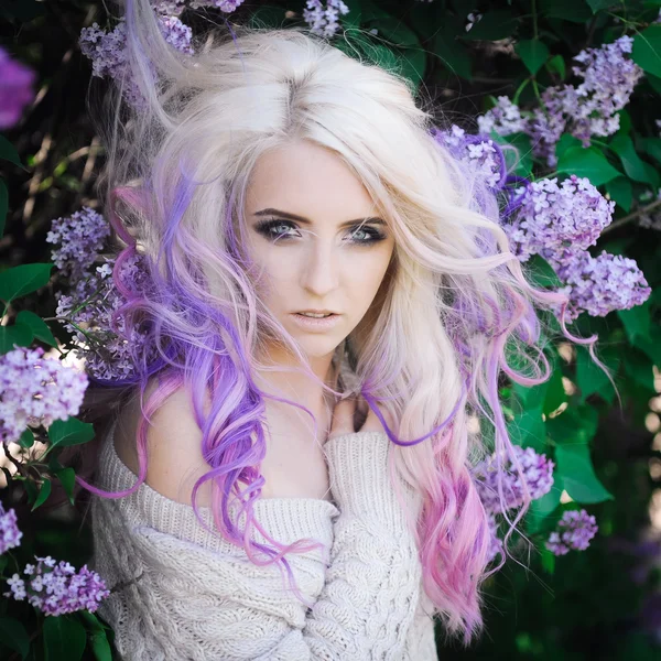 Ragazza bionda hipster con lilla e capelli rosa in posa all'aperto Foto Stock Royalty Free