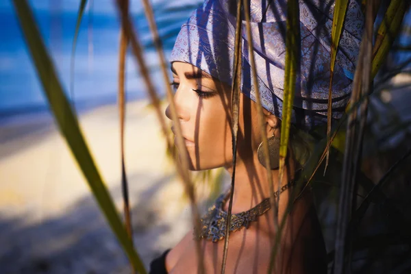 Close-up retrato de bela jovem sensual sexy mulher com turbante na cabeça — Fotografia de Stock