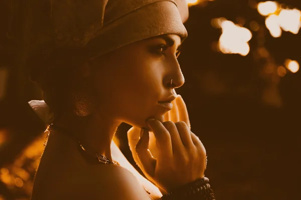 Detailní portrét krásné mladé smyslná sexy žena s turbanem na hlavě — Stock fotografie