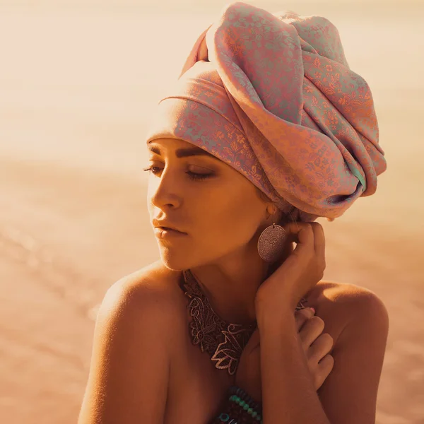 Primer plano retrato de hermosa joven sensual sexy mujer con turbante en la cabeza —  Fotos de Stock