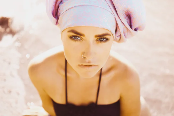 Gros plan portrait de belle jeune femme sexy sensuelle avec turban sur la tête — Photo