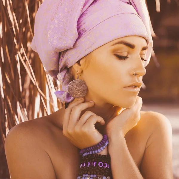 Femme avec turban sur la tête posant — Photo