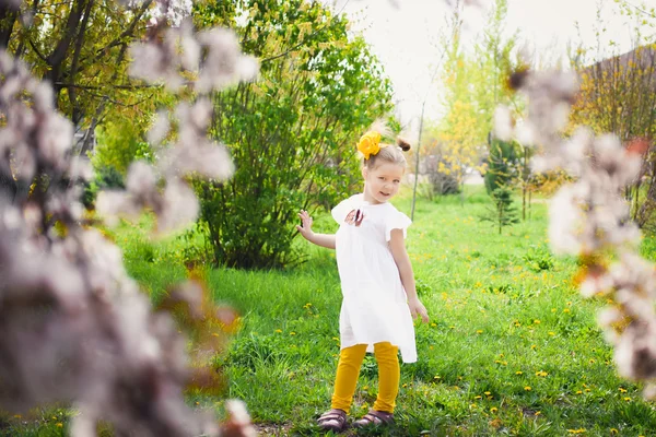 Krásná dívka v zahradě — Stock fotografie