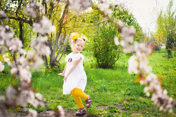 Schöne Mädchen im Garten — Stockfoto