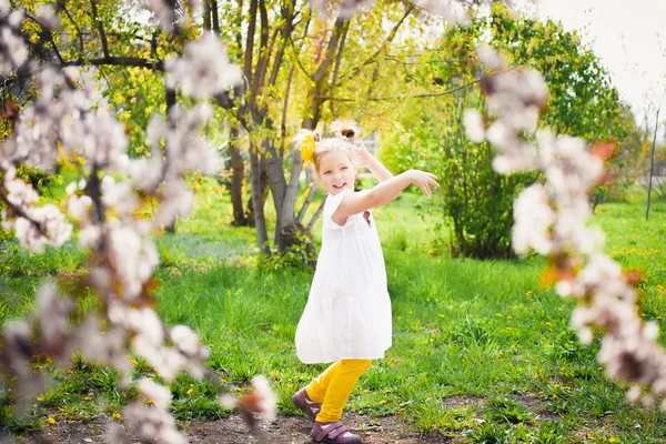 Krásná dívka v zahradě — Stock fotografie