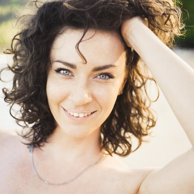 yakın çekim portre bir genç çekici esmer 