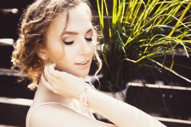 Güzel sarışın kız portresi kapatın