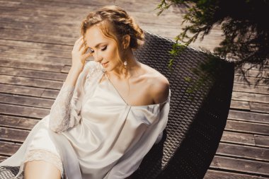 Beyaz dantel iç çamaşırı sarışın kadın