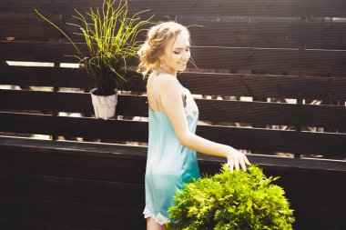 Turkuaz elbiseli güzel genç kız 