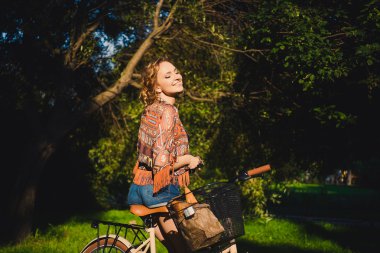 Bisiklet ile güzel sarışın kadın