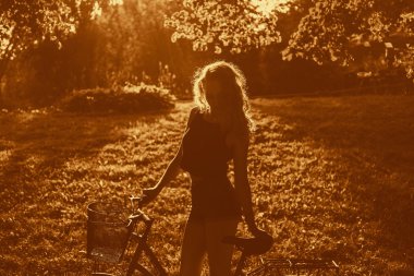 Bisikletli genç kadın