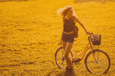 Bisikletli genç kadın